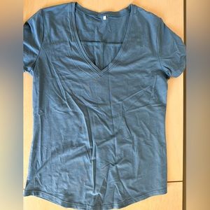 Alphalete v neck tee